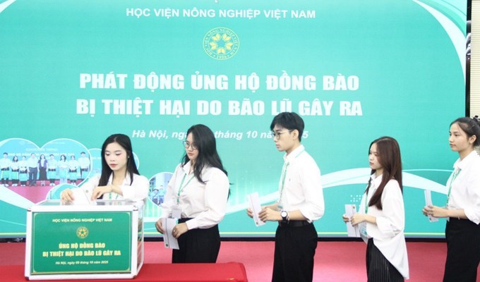 Sinh viên Học viện Nông nghiệp Việt Nam ủng hộ đồng bào các tỉnh bị thiệt hại nặng nề do bão lũ.