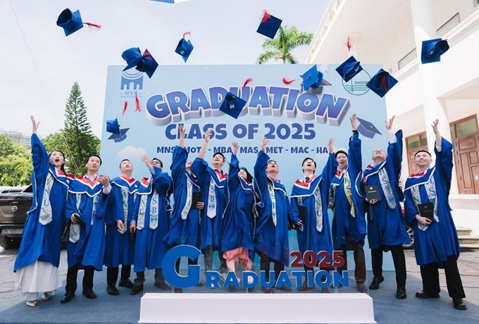 Sinh viên Trường Quản trị và Kinh doanh, Đại học Quốc gia Hà Nội trong lễ tốt nghiệp. Ảnh: VNU