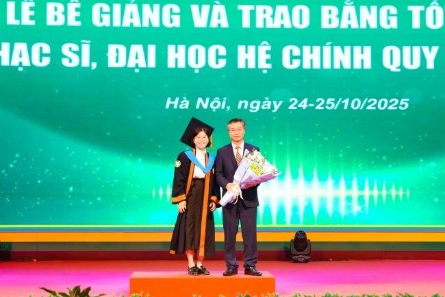Học viênTrần Thị Thanh Ngân, ngành Khoahọc cây trồngđại diện cho 1.463tân thạc sĩ,tân kỹ sư, tân cử nhân, tân bác sĩ thú y phát biểu cảm tưởng tại buổi Lễ và tặng hoa tri ân thầy, cô