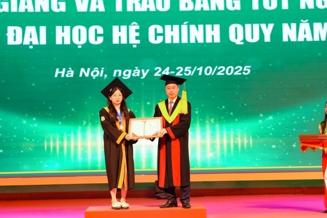 Nghi thức trao giấy khen và bằng tốt nghiệp cho cáctân thạc sĩ,tân kỹ sư, tân cử nhân và tân bác sĩ thú y