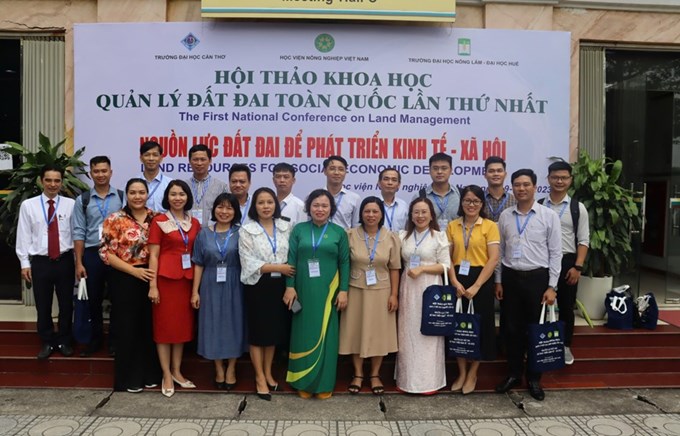 Cựu học viên cao học ngành Quản lý đất đai tham dự Hội thảo Quản lý đất đai toàn quốc do Khoa Tài nguyên và Môi trường chủ trì tại Học viện Nông nghiệp Việt Nam (tháng 9/2023)
