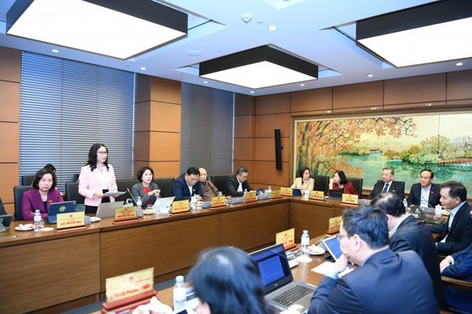 Đại biểu Quốc hội Nguyễn Thị Lan (Đoàn Hà Nội) trình bày các ý kiến đóng góp về Dự thảo Báo cáo chính trị Đại hội XIV.