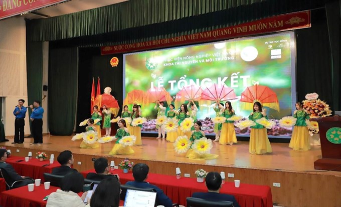 Tiết mục “Tự hào ngành Quản lý đất đai Việt Nam” của Đội văn nghệ Khoa Tài nguyên và Môi trường.