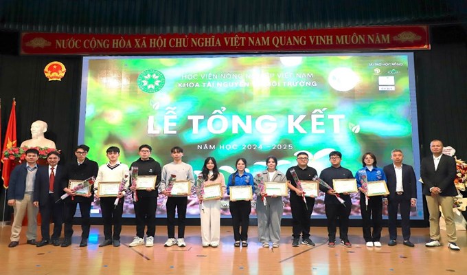 PGS.TS. Trần Quốc Vinh và Lãnh đạo các doanh nghiệp trao học bổng cho sinh viên giỏi