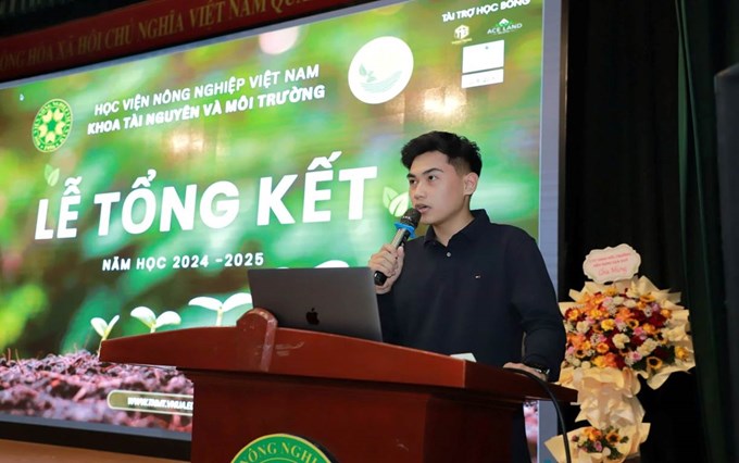 Trần Quang Vinh - K67QLDDB - Sinh viên xuất sắc năm học 2024-2025 phát biểu tri ân thầy, cô