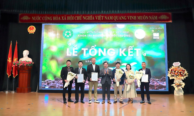 PGS.TS Trần Trọng Phương - Bí thư Chi bộ, Trưởng khoa Tài nguyên và Môi trường tri ân các doanh nghiệp, đối tác chiến lược đồng hành với khoa trong đào tạo, nghiên cứu khoa học