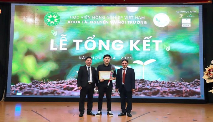 PGS.TS. Trần Quốc Vinh - Phó trưởng Khoa và ông Phạm Thành Trung - Tổng Giám đốc Công ty TNHH Thành Trung Group, vinh danh và trao thưởng cho sinh viên có thành tích học tập xuất sắc