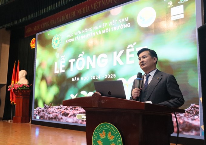 PGS.TS. Trần Trọng Phương - Bí thư Chi bộ, Trưởng khoa phát biểu cảm ơn các doanh nghiệp và Thầy cô.