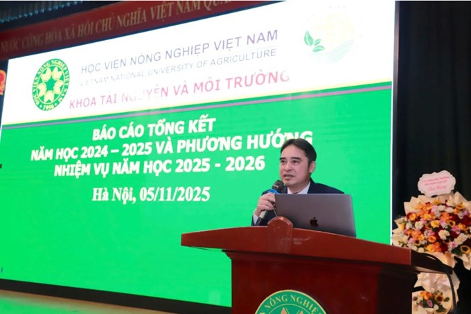 PGS.TS. Trần Quốc Vinh - Phó trưởng khoa, báo cáo tổng kết những thành tựu và dấu ấn của năm học 2024-2025