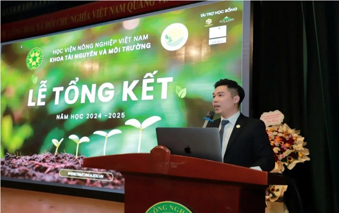 Ông Phạm Thành Trung - Tổng Giám đốc Công ty TNHH Thành Trung Group, đại diện khối doanh nghiệp, phát biểu khẳng định cam kết đồng hành cùng Khoa trong sự nghiệp đào tạo.