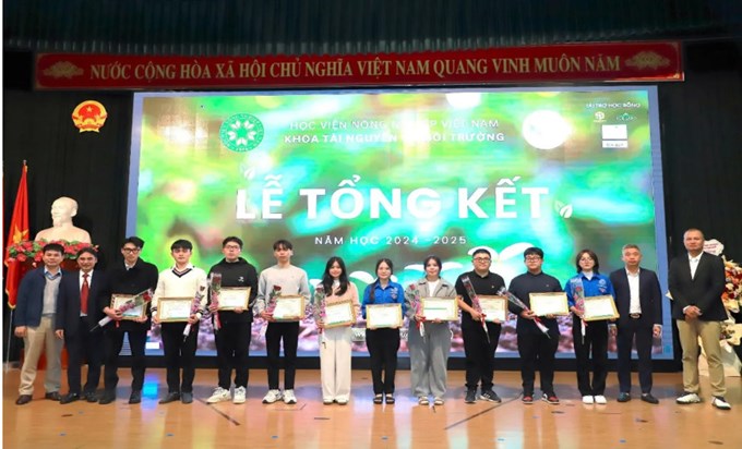 PGS.TS. Trần Quốc Vinh - Phó trưởng Khoa và Giám đốc các doanh nghiệp trao thưởng cho sinh viên giỏi của Khoa