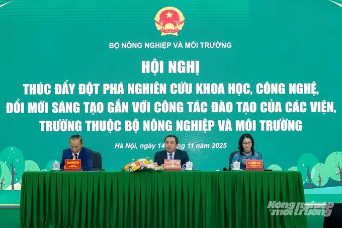 Bộ trưởng Trần Đức Thắng (ngồi giữa), Thứ trưởng Phùng Đức Tiến, GS.TS Nguyễn Thị Lan - Giám đốc Học viện Nông nghiệp chủ trì Hội nghị “Thúc đẩy đột phá nghiên cứu khoa học, công nghệ, đổi mới sáng tạo gắn với đào tạo của các viện, trường”. Ảnh:Khương Trung.
