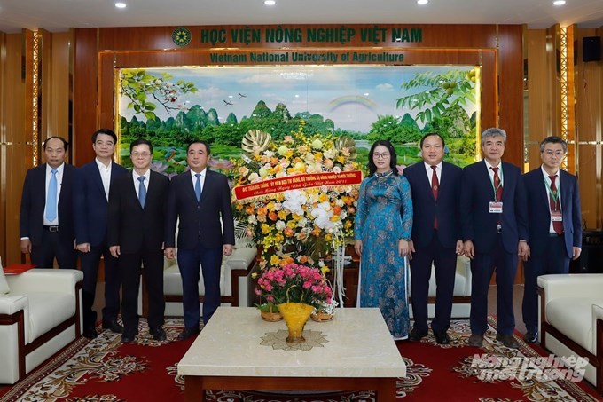 Bộ trưởng Trần Đức Thắng tặng hoa và Chúc mừng lãnh đạo Học viện Ngày Nhà giáo Việt Nam 20/11. Ảnh:Khương Trung.