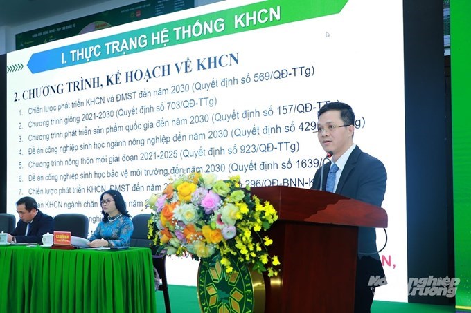 Vụ trưởng Vụ Khoa học và Công nghệ Nguyễn Văn Long báo cáo tại Hội nghị. Ảnh:Khương Trung.