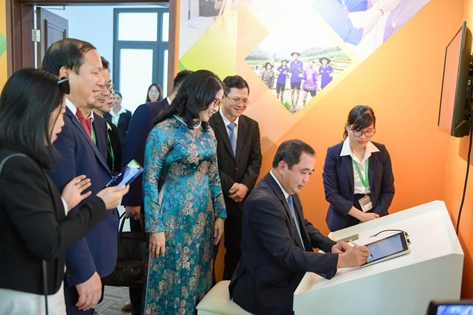 Bộ trưởng Trần Đức Thắng sử dụng công nghệ viết lưu bút tại Học viện Nông nghiệp Việt Nam. Ảnh:Khương Trung.