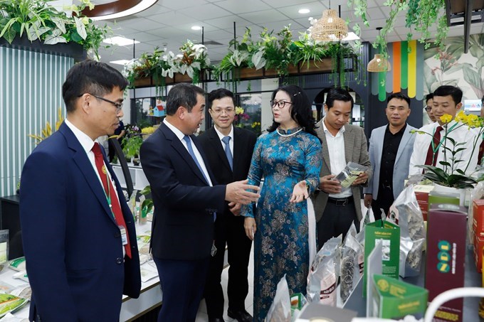 Bộ trưởng Bộ Nông nghiệp và Môi trường Trần Đức Thắng, GS.TS Nguyễn Thị Lan, Giám đốc Học viện Nông nghiệp Việt Nam tham quan các sản phẩm khoa học công nghệ của Học viện. Ảnh: Khương Trung