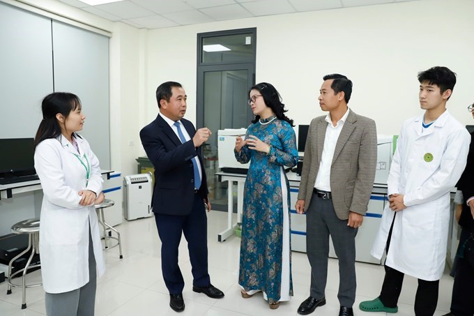 Bộ trưởng Bộ Nông nghiệp và Môi trường Trần Đức Thắng, GS.TS Nguyễn Thị Lan, Giám đốc Học viện Nông nghiệp Việt Nam tham quan phòng thí nghiệm hiện đại của Học viện. Ảnh: Khương Trung.