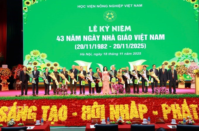 Tri ân các nhà giáo nguyên là lãnh đạo Học viện các thời kỳ và cố vấn cao cấp của Học viện