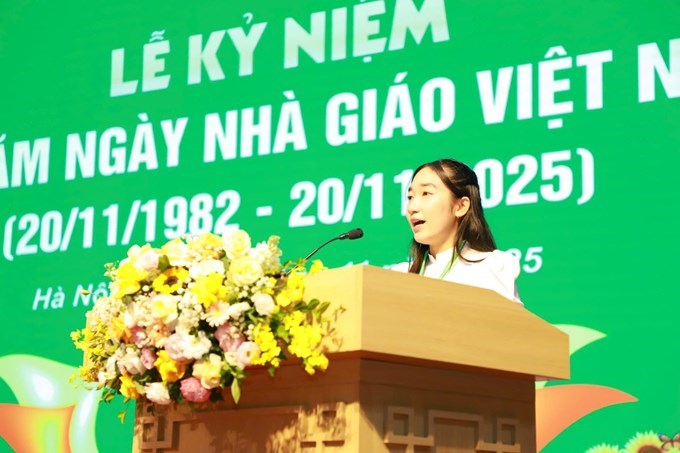 Sinh viên Nguyễn Phương Linh, sinh viên lớp K70CNSHA, Khoa Công nghệ sinh học phát biểu và tặng hoa tri ân thầy cô tại buổi Lễ