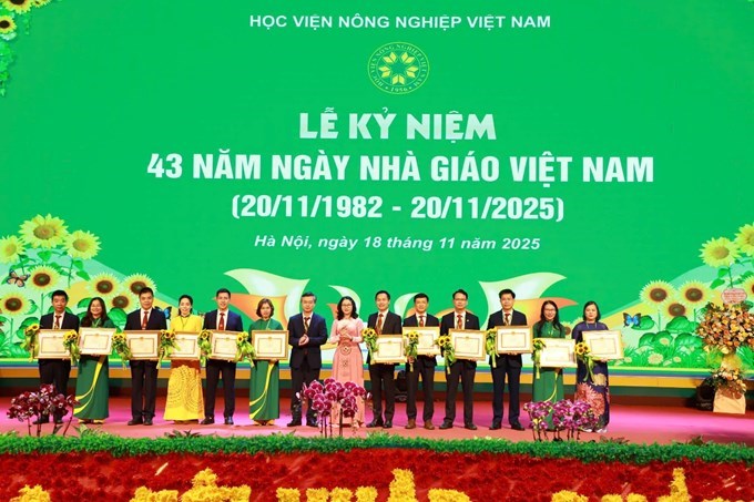 Một số hình ảnh vinh danh, khen thưởng các tập thể và cá nhân đạt thành tích xuất sắc tại Lễ kỷ niệm