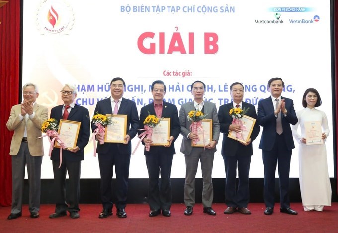 GS.TS Trần Đức Viên (thứ ba từ phải qua) đạt giải B Giải Ngọn lửa của Tạp chí Cộng sản. Ảnh:Mai Anh.