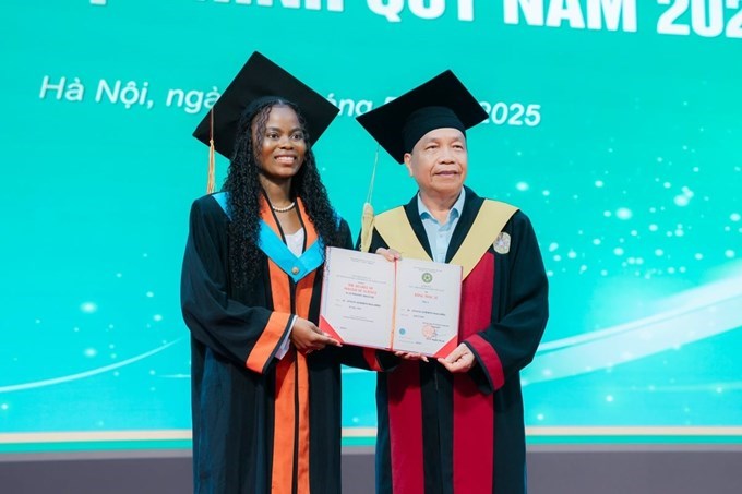 GS.TS Trần Đức Viên trao bằng Thạc sĩ cho Học viên người nước ngoài, tháng 10/2025. Ảnh:Mai Anh.