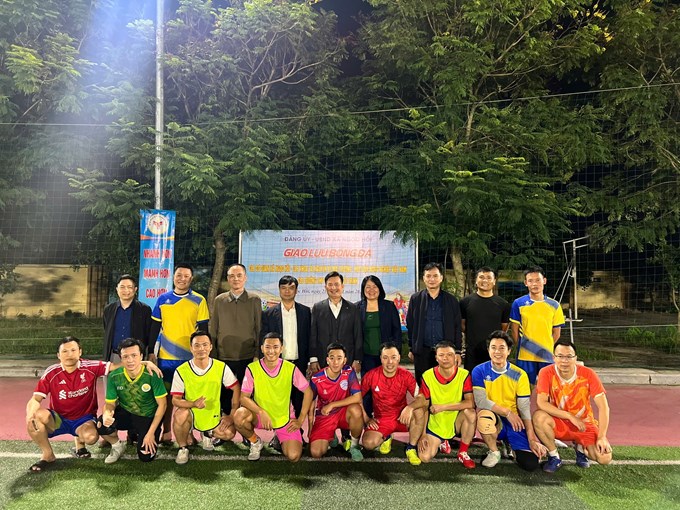 Lãnh đạo Khoa Tài nguyên và Môi trường, Lãnh đạo Đảng ủy, UBND xã Ngọc Hồi và Công an xã Ngọc Hồi chụp ảnh lưu niệm cùng các cầu thủ của 2 đội