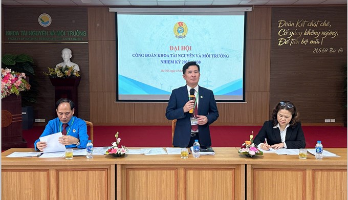 PGS.TS. Trần Trọng Phương - Bí thư Chi bộ, Trưởng Khoa Tài nguyên và Môi trường tham gia đoàn chủ tịch Đại hội