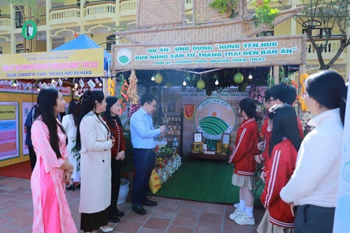 Gian hàng Dự án “Ứng dụng HUNGYEN. HUB - Đưa nông sản từ trang trại đến bàn ăn” của nhóm học sinh Trường THCS Nguyễn Thiện Thuật, 01 trong 08 dự án được nhận hỗ trợ kinh phí của Học viện Nông nghiệp Việt Nam