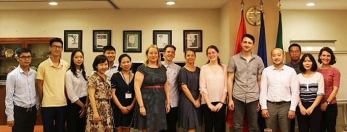 Nhóm dự án VIBE của VNUA và lãnh đạo Đại sứ quán Ailen trong buổi ký kết hợp tác.