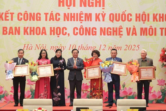 Phó Chủ tịch Quốc hội Lê Minh Hoan trao Bằng khen của Ủy ban Thường vụ Quốc hội tặng 05 cá nhân có thành tích xuất sắc trong hoạt động của Ủy ban Khoa học, Công nghệ và Môi trườngnhiệm kỳ Quốc hội khoá XV