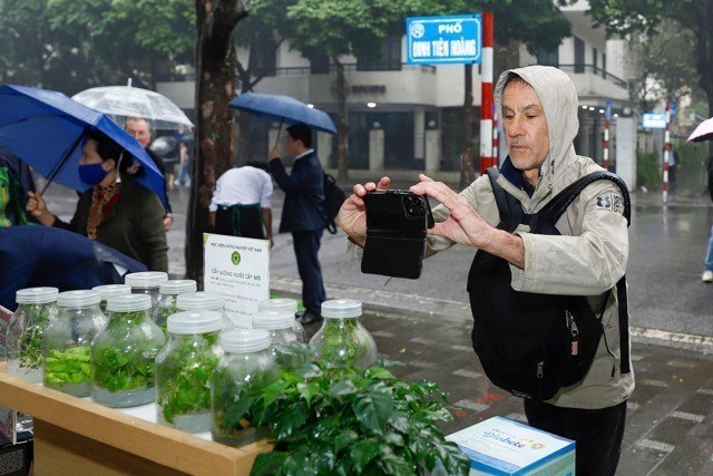 Các du khách tham quan gian hàng