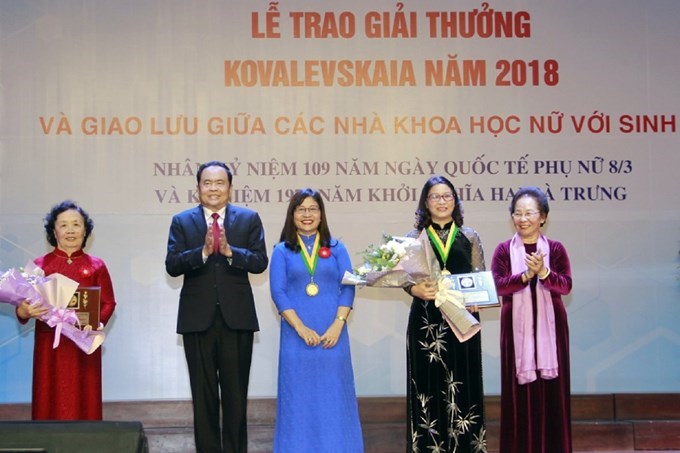 GS.TS Nguyễn Thị Lan (thứ hai từ phải sang trái) nhận giải thưởng Kovalevskaia năm 2018.Ảnh: PN