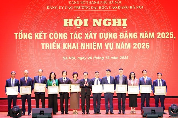 Học viện Nông nghiệp Việt Nam là 1 trong 12 tập thể được Đảng ủycác trường cao đẳng, đại học Hà Nội tặng Bằng khen vì những thành tích xuất sắc trong năm 2025. GS.TS Nguyễn Thị Lan (thứ ba từ phải sang), Giám đốc Học viện thay mặt Ban Giám đốc Học viện nhận Bằng khen.