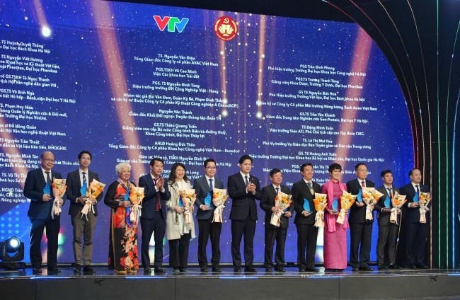 Ông Vũ Mạnh Hà - Ủy viên dự khuyết Ban Chấp hành trung ương Đảng, Thứ trưởng thường trực Bộ Y tế và ông Vũ Thanh Mai - Phó trưởng Ban Tuyên giáo và Dân vận Trung ương trao kỷ niệm chương cho các nhà trí thức trong chương trình (GS.TS.NGND. Trần Đức Viên đứng thứ 3 từ phải sang)