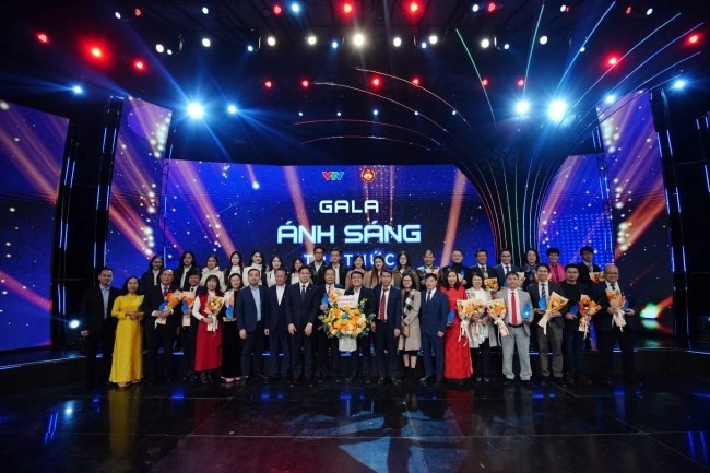 GS.TS.NGND. Trần Đức Viên được vinh danh tại chương trình Gala Ánh sáng tri thức 2025