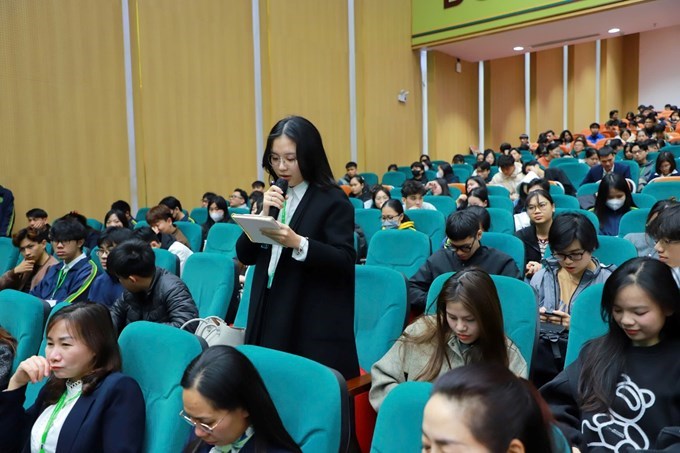 Sinh viên đặt câu hỏi trực tiếp tại Hội nghị