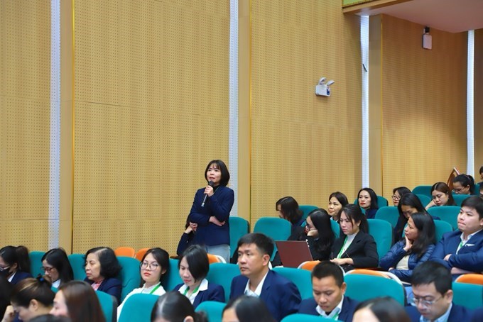 Cán bộ, viên chức và người lao động đặt câu hỏi tại Hội nghị