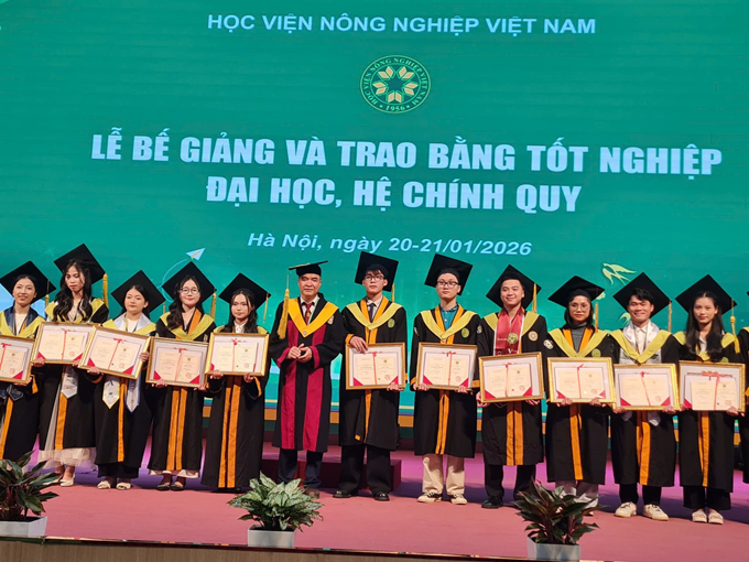 GS.TS.NGƯT Phạm Văn Cường, Phó Giám đốc Học viện Nông nghiệp Việt Nam chụp ảnh lưu niệm với các tân cử nhân, kỹ sư, bác sĩ thú y.