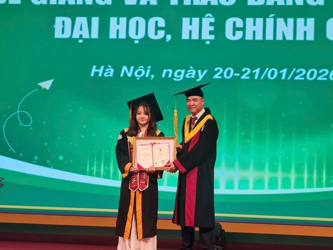 GS.TS.NGƯT Phạm Văn Cường, Phó Giám đốc Học viện Nông nghiệp Việt Nam trao bằng cho các tân cử nhân, kỹ sư, bác sĩ thú y.