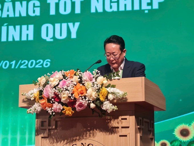 TS.Giang Trung Khoa, Trưởng ban Công tác Chính trị và Công tác sinh viên, Học viện Nông nghiệp Việt Nam công bố các quyết định khen thưởng của Giám đốc Học viện Nông nghiệp Việt Nam.