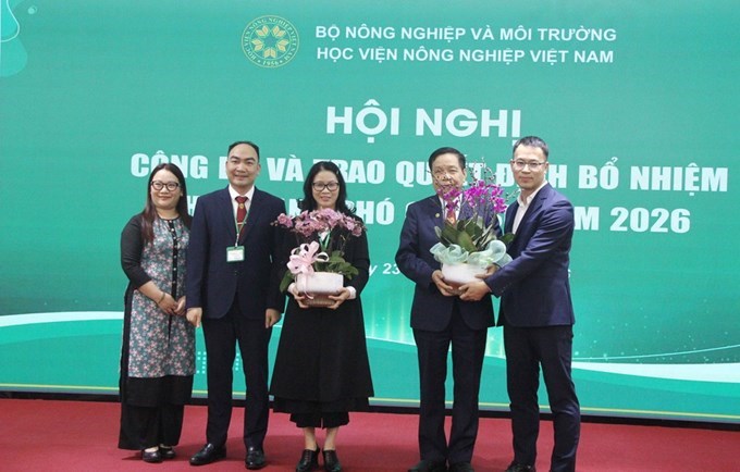 Đại diện các tân PGS tri ân GS.TS Nguyễn Thị Lan và GS.TS Trần Đức Viên.