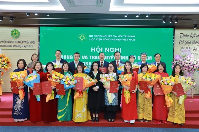 GS.TS.NGƯT. Nguyễn Thị Lan - Đại biểu Quốc hội, Bí thư Đảng ủy, Giám đốc Học viện, GS.TS.NGND. Trần Đức Viên - Chủ tịch Hội đồng Khoa học và Đào tạo của Học viện trao quyết định bổ nhiệm chức danh Phó Giáo sư, tặng hoa chúc mừng các Phó Giáo sư