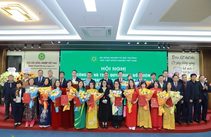 Các đơn vị tặng hoa chúc mừng các tân Phó Giáo sư