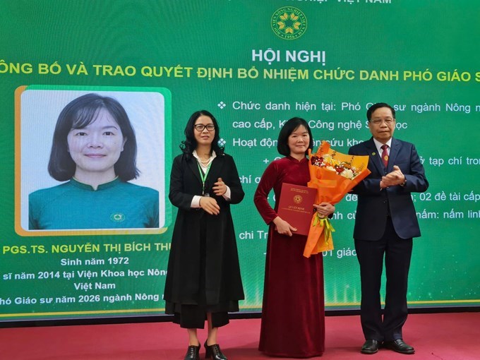 PGS.TS Nguyễn Thị Bích Thùy, Khoa Công nghệ sinh học nhận quyết định bổ nhiệm phó giáo sư.