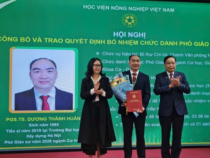 PGS.TS Dương Thành Huân, giảng viên cao cấp, Khoa Cơ - Điện nhận quyết định bổ nhiệm.