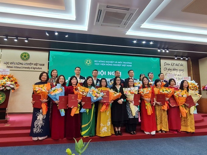 GS.TS Nguyễn Thị Lan, Giám đốc Học viện Nông nghiệp Việt Nam và GS.TS Trần Đức Viên chụp ảnh lưu niệm với 17 tân phó giáo sư.