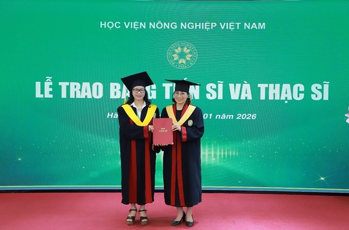 GS.TS.NGƯT. Nguyễn Thị Lan - Đại biểu Quốc hội, Bí thư Đảng ủy, Giám đốc Học viện, PGS.TS. Vũ Ngọc Huyên - Phó Bí thư Thường trực Đảng ủy, Phó Giám đốc Học viện trao bằng cho các tân tiến sĩ, tân thạc sĩ