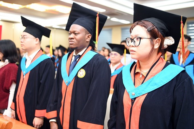 Lễ trao bằng cho 12 tân Tiến sĩ và 74 tân Thạc sĩ.