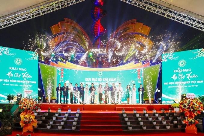 Các đại biểu bấm nút khai trương Sàn thương mại điện tử VNUA-MART. Ảnh: Khương Trung.